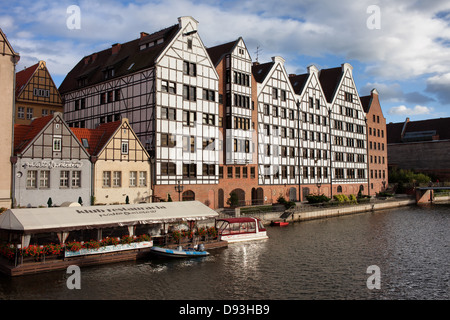 Sur l'île de greniers à grains, l'architecture historique au bord de la rivière Motlawa à Gdansk, Pologne. Banque D'Images