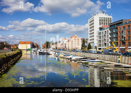 Marina avec des yachts et bateaux et bâtiments par la rivière Motlawa dans la ville de Gdansk, Pologne. Banque D'Images