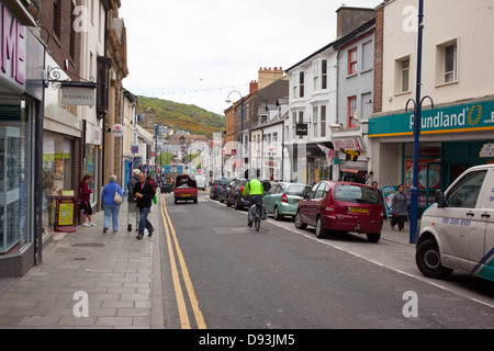 Des boutiques de la rue Great Darkgate à Aberystwyth, Ceredigion Dyfed Pays de Galles au Royaume-Uni. Banque D'Images
