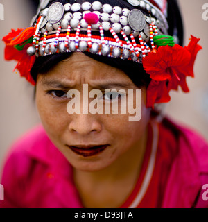 Minorité Akha Femme avec coiffe traditionnelle, Ban Ta Mi, Laos Banque D'Images