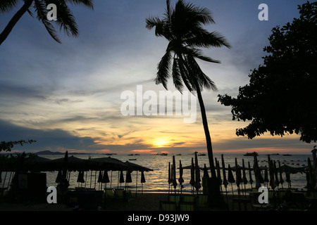 Coucher de soleil sur la baie de Pattaya en Thaïlande Banque D'Images