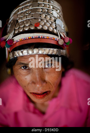 Minorité Akha Femme avec coiffe traditionnelle, Ban Ta Mi, Laos Banque D'Images