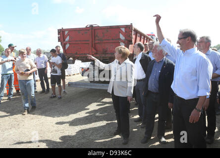 Wittenberge, Allemagne. 10 Juin, 2013. La chancelière allemande, Angela Merkel (CDU), et le Premier Ministre de Brandebourg, Matthias Platzeck (SPD, l'avant-R) visite d'une station d'emballage de sacs à Wittenberge, Allemagne, 10 juin 2013. Merkel et Platzeck a visité la région des inondations autour de Wittenberge. Photo : CHRISTIAN CHARISIUS/dpa/Alamy Live News Banque D'Images