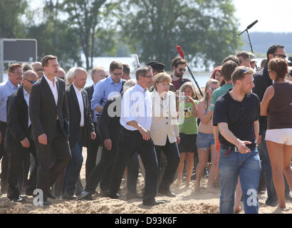 Wittenberge, Allemagne. 10 Juin, 2013. La chancelière allemande, Angela Merkel (CDU, C) et le Premier Ministre de Brandebourg, Matthias Platzeck (SPD, C-L) visite d'une station d'emballage de sacs à Wittenberge, Allemagne, 10 juin 2013. Merkel et Platzeck a visité la région des inondations autour de Wittenberge. Photo : CHRISTIAN CHARISIUS/dpa/Alamy Live News Banque D'Images