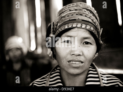 Minorité Akha Femme avec coiffe traditionnelle, Ban Ta Mi, Laos Banque D'Images