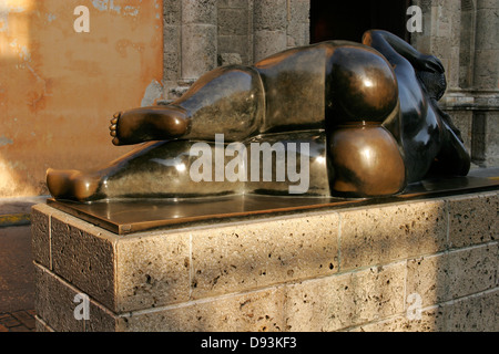 Statue de femme obèse par Fernando Botero, Plaza Santo Domingo, Cartagena de Indias, Colombie Banque D'Images