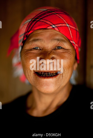 Femme de la minorité Akha avec dents noires, Laos, Muang Sing Banque D'Images