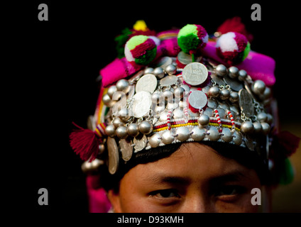 Minorité Akha Femme avec coiffe traditionnelle, Laos, Muang Sing Banque D'Images