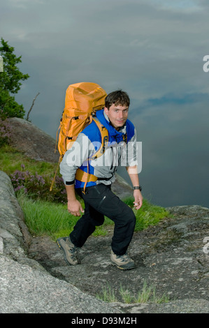 Portrait d'un homme de la randonnée par un lac, en Suède. Banque D'Images