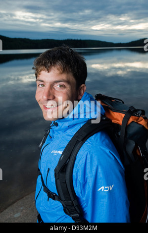 Portrait d'un homme de la randonnée par un lac, en Suède. Banque D'Images