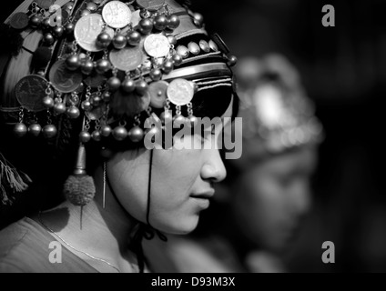 Les femmes de la minorité Akha avec coiffes traditionnelles, Laos, Muang Sing Banque D'Images