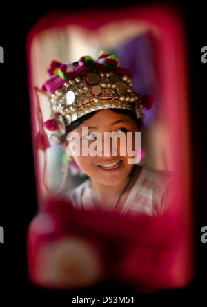 Minorité Akha Femme avec coiffe traditionnelle, Laos, Muang Sing Banque D'Images