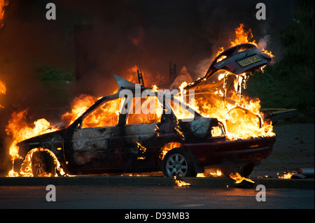 Voiture en feu flammes fulgurantes Arson Banque D'Images