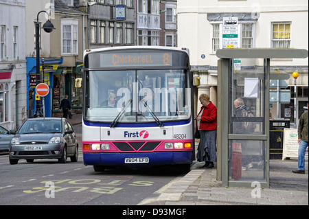 Les passagers d'un bus à un arrêt de bus à Weymouth Dorset England uk Banque D'Images