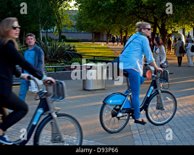 Les cyclistes de sexe féminin sur les "Boris Bikes" près de South Bank, Londres, Angleterre, Royaume-Uni Banque D'Images