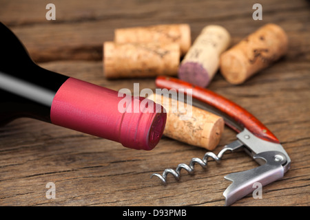 Bouteille de vin rouge est un vin avec tire-bouchon liège et sur un fond de bois rustique Banque D'Images