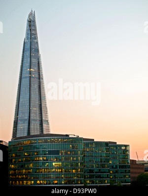 Voir plus de London Riverside montrant le Shard, plus haut édifice de l'Union européenne, Londres, Angleterre, Royaume-Uni Banque D'Images