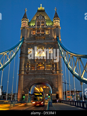 Vue de nuit sur le Tower Bridge, un pont suspendu et pont basculant sur la Tamise, un symbole de Londres Banque D'Images