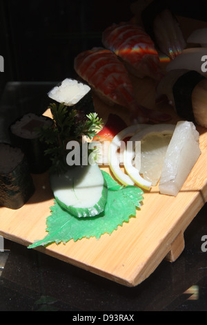 Univers maquettes en plastique de la nourriture japonaise dans le fenêtre dans Rome Italie Banque D'Images