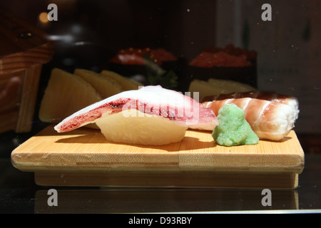 Univers maquettes en plastique de la nourriture japonaise dans le fenêtre dans Rome Italie Banque D'Images