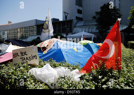 Istanbul, Turquie. 10 Juin, 2013. Le parc Gezi se réveille au 14e jour avec les manifestants. Les manifestations qui ont été allumés par un plan de démolition d'Istanbul sur la place Taksim Gezi Parkı ont continué. Des manifestants anti-gouvernementaux s'est réveillé pour le 14e jour de leur veillée au parc Gezi à Istanbul, ville-centre. Lundi. Le 10 juin 2013. Credit : Konstantinos Tsakalidis/Alamy Live News Banque D'Images