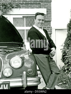 MATT MONRO (1930-1985) Chanteuse britannique vers 1960 avec sa Jaguar voiture Banque D'Images