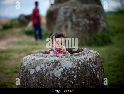 Petite fille dans un pot, de la Plaine des Jarres, Phonsavan, Laos Banque D'Images