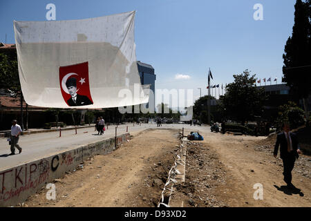 Istanbul, Turquie. 10 Juin, 2013. Le parc Gezi se réveille au 14e jour avec les manifestants. Les manifestations qui ont été allumés par un plan de démolition d'Istanbul sur la place Taksim Gezi Parkı ont continué. Des manifestants anti-gouvernementaux s'est réveillé pour le 14e jour de leur veillée au parc Gezi à Istanbul, ville-centre. Lundi. Le 10 juin 2013. Credit : Konstantinos Tsakalidis/Alamy Live News Banque D'Images