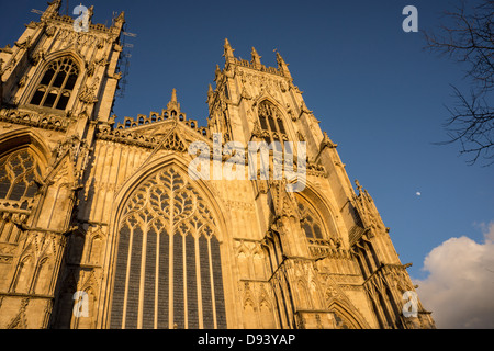 York Minster, ciel bleu et la lune Banque D'Images