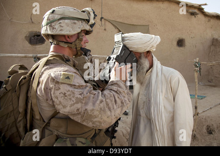 Un Marine américain photographies un vieil homme afghan rétine à l'aide d'un kit d'inscription électronique sûr cauchemar dans le cadre de l'opération le 6 juin 2013 dans Nowzad, Afghanistan. Banque D'Images