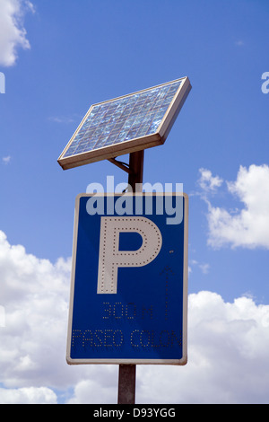 Panneau solaire sur un Parking sign à Séville, Andalousie, Espagne Banque D'Images