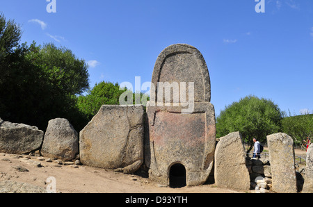 La tombe des géants de Coddu Vecchiu, Arzachena, Sardaigne, Italie ...