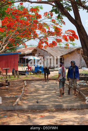 Les hommes Français Jeu Pétanque, Thakhek, Laos Banque D'Images