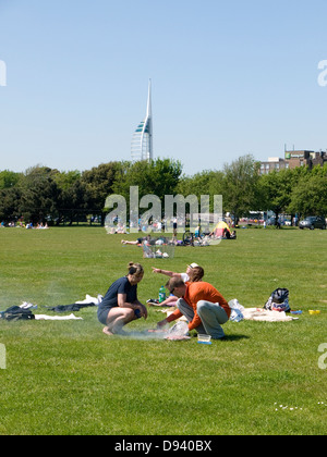 Les personnes bénéficiant d'un barbecue sur southsea common avec spinnaker tower dans l'arrière-plan Banque D'Images