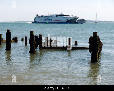 Catamaran Brittany Ferries normandie express au large de front de mer de Southsea se dirigeant vers le port de Portsmouth Banque D'Images