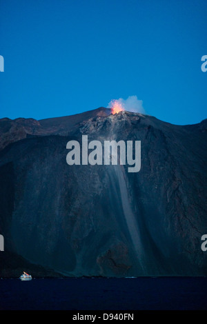 Volcan en éruption à l'autre Banque D'Images