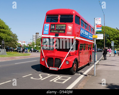 Peinture rouge vif d'un bus à impériale sur le front de mer de Southsea uk Banque D'Images