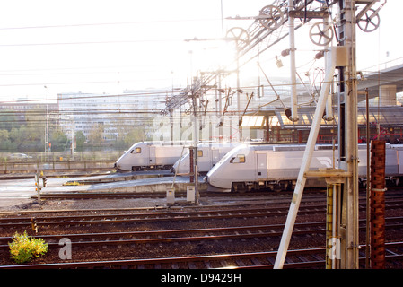 Des trains modernes sur les voies, side view Banque D'Images