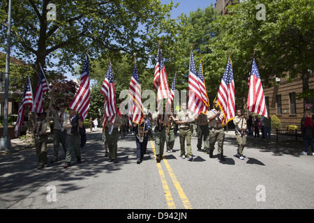 Couleur Scout Guard transporter vieille gloire au Memorial Day Parde, Bay Ridge, Brooklyn, NY Banque D'Images