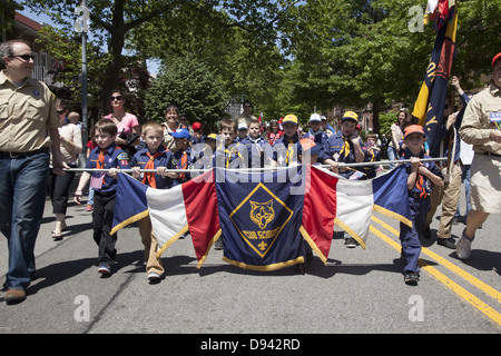 Cub Scout Pack dans le Memorial Day Parade dans Bay Ridge, Brooklyn, New York. Banque D'Images