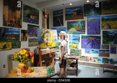 Peinture femme artiste still life sujets en studio entouré de ses œuvres au studio à Laguna Beach, Californie Banque D'Images
