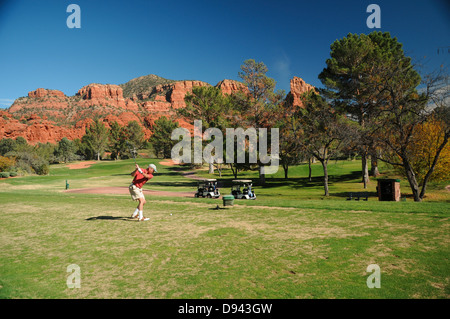 Oak Creek Country Club golf course à Sedona, Arizona entouré par des formations de roche rouge Banque D'Images