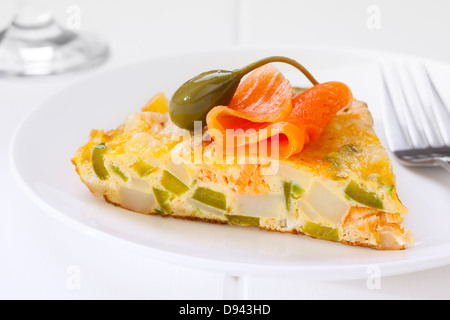 Frittata au saumon - une portion de saumon fumé, de la frittata au saumon fumé à chaud, le poivron vert et de pommes de terre, garni de Banque D'Images
