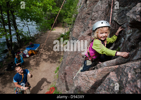 La protection de Père fille escalade Banque D'Images