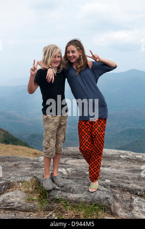 Portrait de deux adolescents montrant la victoire Banque D'Images