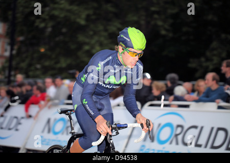 Londres, Royaume-Uni. 8 juin, 2013. Alex Dowsett de Movistar équipe compétitive dans le Londres Nocturne course élite hommes Banque D'Images