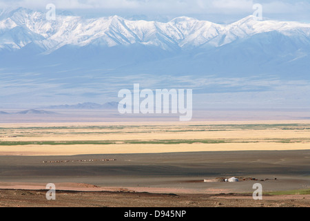 Paysage aride et les montagnes, le nord-ouest de la Mongolie. Banque D'Images