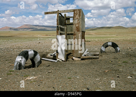 Toilettes extérieures en paysage stérile, le nord-ouest de la Mongolie. Banque D'Images