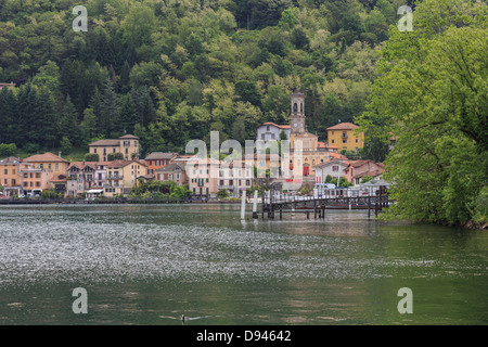 Porto Ceresio, une petite ville sur le lac de Lugano, à la frontière avec la Suisse, province de Varèse, Lombardie, Italie Banque D'Images