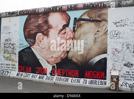 Dmitri Vrubel's peinture murale de dirigeants communistes Honecker et Brejnev embrassant East Side Gallery du mur de Berlin Berlin Allemagne Banque D'Images